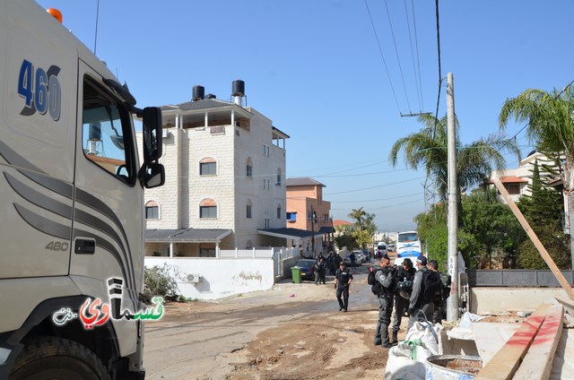 فيديو: قوات كبيرة ومُدججة بالدبابات والصواريخ تهدم اساسات بيت الشيخ غازي عيسى بحجة البناء في ارض المنهال ...